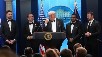 Photo of व्हाइट हाउस में प्रेस डिनर के दौरान गोलीबारी के बाद ट्रंप को सुरक्षित स्थान पर ले जाया गया