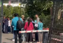 Photo of दिल्ली विधानसभा की सुरक्षा में भारी चूक, कार गेट तोड़कर अंदर घुसी