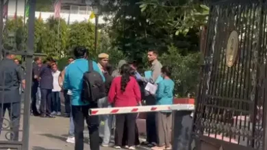 Photo of दिल्ली विधानसभा की सुरक्षा में भारी चूक, कार गेट तोड़कर अंदर घुसी