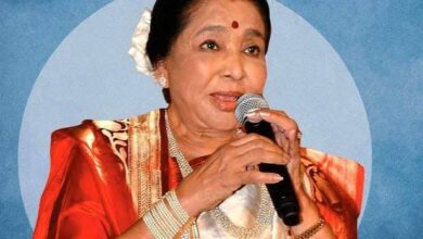 Photo of आशा भोसले को अंतिम विदाई देने पहुंचा बॉलीवुड, पार्थिव शरीर को तिरंगे में लपेटा गया