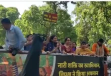 Photo of लोकसभा में विधेयक विफल होने के बाद भाजपा नेताओं ने विरोध प्रदर्शन किया