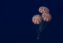 Photo of नासा का आर्टेमिस II दल 10 दिनों के ऐतिहासिक चंद्र मिशन के समापन पर पृथ्वी पर लौट आया