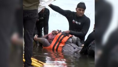 Photo of जबलपुर नाव हादसे में बेटे को आखिरी बार आगोश में लिए हुए मिला माँ का शव, मंज़र देख भावुक हुए मंत्री