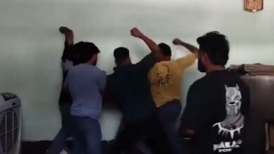 Photo of बलिया : रेवती उप डाकघर में डाक सहायक पर जानलेवा हमला, महिला समेत 12 पर मुकदमा; वीडियो वायरल