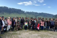 Photo of 14 हजार फीट की ऊंचाई पर फंसे 24 पर्यटक, भारतीय सेना ने किया शानदार रेस्क्यू