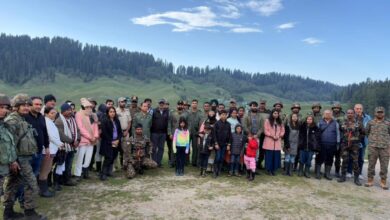 Photo of 14 हजार फीट की ऊंचाई पर फंसे 24 पर्यटक, भारतीय सेना ने किया शानदार रेस्क्यू
