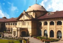 Photo of लखनऊ कोर्ट परिसर में वकीलों द्वारा लाठियां बांटने का वीडियो वायरल, हाईकोर्ट ने लिया स्वतः संज्ञान, आपराधिक अवमानना की चेतावनी