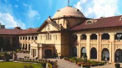 Photo of लखनऊ कोर्ट परिसर में वकीलों द्वारा लाठियां बांटने का वीडियो वायरल, हाईकोर्ट ने लिया स्वतः संज्ञान, आपराधिक अवमानना की चेतावनी