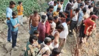 Photo of कौशांबी में मिट्टी का टीला ढहा, मां-बेटी समेत तीन की मौत, दो घायल