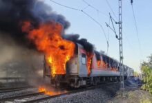 Photo of राजधानी एक्सप्रेस में भीषण आग, रतलाम के पास 68 यात्री सुरक्षित निकाले