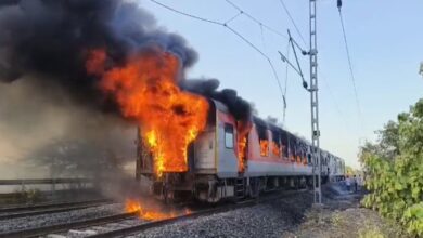Photo of राजधानी एक्सप्रेस में भीषण आग, रतलाम के पास 68 यात्री सुरक्षित निकाले