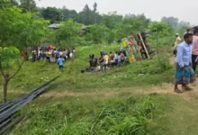 Photo of बांग्लादेश में मजदूरों को ले जा रहे ट्रक के पलटने से 15 लोगों की मौत