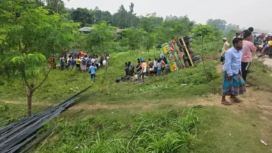 Photo of बांग्लादेश में मजदूरों को ले जा रहे ट्रक के पलटने से 15 लोगों की मौत
