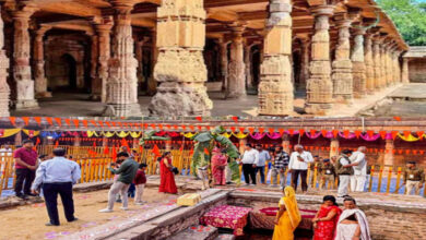 Photo of उच्च न्यायालय द्वारा भोजशाला स्थल को मंदिर घोषित किए जाने के बाद वहा प्रार्थना की गयी