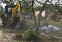 Photo of संभल: अवैध कब्जे पर सख्त एक्शन, 8 बीघा सरकारी जमीन पर बनी कब्रें-मजारें JCB से ढहाई गईं