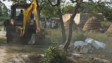 Photo of संभल: अवैध कब्जे पर सख्त एक्शन, 8 बीघा सरकारी जमीन पर बनी कब्रें-मजारें JCB से ढहाई गईं