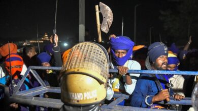 Photo of कर्णप्रयाग गुरुद्वारा विवाद शांत: निहंग सिखों का विरोध समाप्त, रातभर बातचीत के बाद वापसी पर सहमति