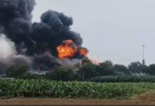 Photo of कौशांबी में LPG टैंकर हादसा: डिवाइडर से टकराते ही टैंकर में लगी भीषण आग, एक व्यक्ति जिंदा जला