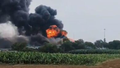 Photo of कौशांबी में LPG टैंकर हादसा: डिवाइडर से टकराते ही टैंकर में लगी भीषण आग, एक व्यक्ति जिंदा जला