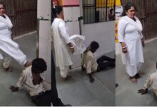 Photo of रायबरेली जिला अस्पताल में वार्ड बॉय का अमानवीय व्यवहार, मानसिक रूप से बीमार युवक की लात-चप्पलों से पिटाई, वीडियो वायरल