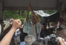 Photo of ममता बनर्जी ने हिंसा के विरोध में कोलकाता में धरना शुरू किया