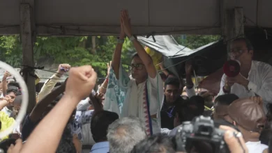 Photo of ममता बनर्जी ने हिंसा के विरोध में कोलकाता में धरना शुरू किया