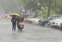 Photo of मुंबई में भारी बारिश के बाद जलभराव से जनजीवन अस्त-व्यस्त