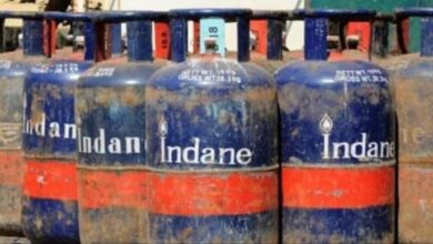 Photo of दिल्ली में कमर्शियल LPG सिलेंडर ₹183.50 सस्ता, 19 किलो वाला अब ₹2,930 में उपलब्ध