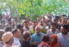 Photo of देवरिया: युवक की चाकू से हत्या के बाद परिजनों ने शव रखकर किया प्रदर्शन, अंतिम संस्कार टाला