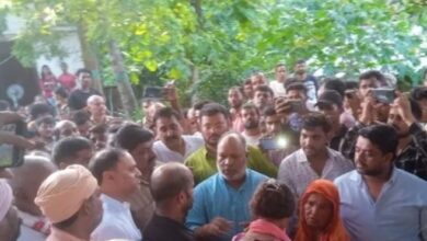 Photo of देवरिया: युवक की चाकू से हत्या के बाद परिजनों ने शव रखकर किया प्रदर्शन, अंतिम संस्कार टाला