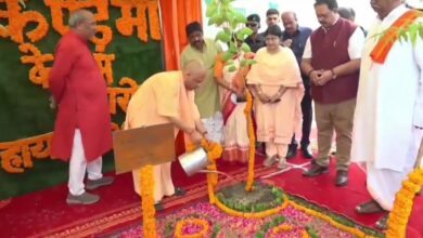 Photo of योगी सरकार का ऐतिहासिक अभियान: एक दिन में 35 करोड़ पौधे लगाने का लक्ष्य, CM ने किया ‘वृक्षारोपण महायज्ञ’ का शुभारंभ