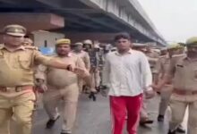 Photo of कानपुर में पुलिस ने अपराधी यश राजपूत को बाजार में पैदल घुमाया, दहशत का माहौल किया खत्म