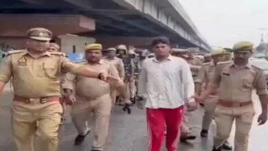 Photo of कानपुर में पुलिस ने अपराधी यश राजपूत को बाजार में पैदल घुमाया, दहशत का माहौल किया खत्म