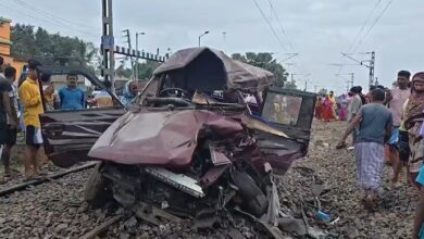 Photo of पश्चिम बंगाल: खुला लेवल क्रॉसिंग पार करते वक्त ट्रेन ने मारी स्कूल वन को टक्कर, 3 की मौत