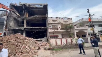 Photo of लखनऊ अग्निकांड: 15 लोगों की मौत का कारण बनी अलीगंज की अवैध इमारत पर चला LDA का बुलडोजर