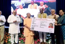 Photo of आगरा में सीएम योगी का शिक्षकों को बड़ा तोहफा: 5 लाख तक का कैशलेस इलाज और 1.5 करोड़ का दुर्घटना बीमा