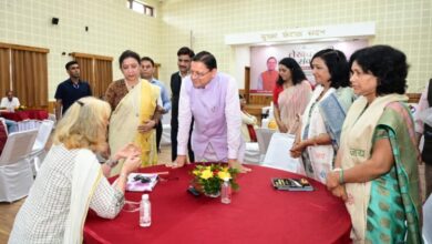Photo of सीएम धामी ने साहित्यकारों से किया संवाद, राज्य में साहित्यिक पर्यटन को बढ़ावा देने के लिए बनेंगे दो ‘साहित्यिक ग्राम’