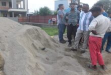 Photo of उत्तराखंड: डंपर में रेत के नीचे दबने से मजदूर की दर्दनाक मौत, लोगों की निकली चीखें