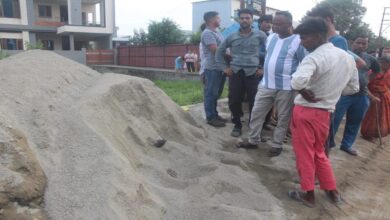 Photo of उत्तराखंड: डंपर में रेत के नीचे दबने से मजदूर की दर्दनाक मौत, लोगों की निकली चीखें