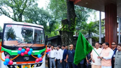 Photo of उत्तराखंड: सीएम धामी ने ‘क्लीन मोबिलिटी पॉलिसी’ के तहत बांटे चेक, 11 स्वच्छ ईंधन वाहनों को दिखाई हरी झंडी
