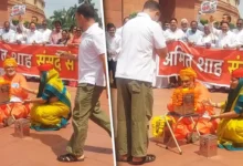 Photo of राम मंदिर में चढ़ावे को लेकर हुए विवाद पर सांसदों का अनोखा विरोध प्रदर्शन