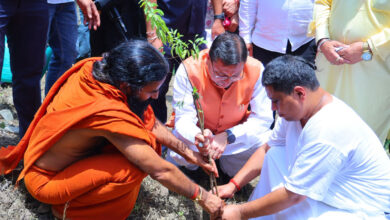 Photo of उत्तराखंड के मुख्यमंत्री धामी ने धन्वंतरि धाम में बाबा रामदेव के साथ पौधारोपण किया