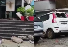 Photo of भारी बारिश के बीच नोएडा की इमारत का एक हिस्सा खड़ी गाड़ियों पर गिरा