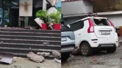 Photo of भारी बारिश के बीच नोएडा की इमारत का एक हिस्सा खड़ी गाड़ियों पर गिरा