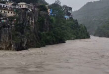 Photo of उत्तराखंड: अलकनंदा नदी का जलस्तर बढ़ने के बाद निचले इलाकों में रहने वाले निवासियों को सुरक्षित स्थानों पर जाने के लिए कहा गया