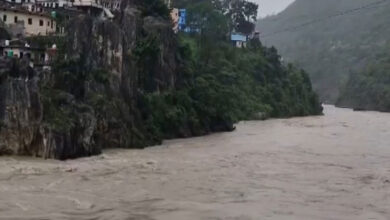 Photo of उत्तराखंड: अलकनंदा नदी का जलस्तर बढ़ने के बाद निचले इलाकों में रहने वाले निवासियों को सुरक्षित स्थानों पर जाने के लिए कहा गया