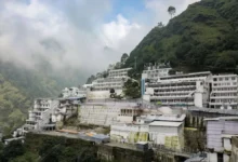 Photo of वैष्णो देवी में ‘नकली चांदी’ चढ़ाने के विवाद में जम्मू की अदालत ने क्राइम ब्रांच के अधिकारी को रिकॉर्ड के साथ तलब किया