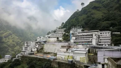 Photo of वैष्णो देवी में ‘नकली चांदी’ चढ़ाने के विवाद में जम्मू की अदालत ने क्राइम ब्रांच के अधिकारी को रिकॉर्ड के साथ तलब किया