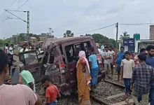 Photo of बंगाल में रेलवे ट्रैक पार कर रही स्कूल वैन की ट्रेन से टक्कर होने पर चार की मौत, छह घायल