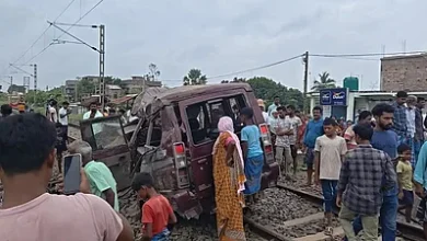 Photo of बंगाल में रेलवे ट्रैक पार कर रही स्कूल वैन की ट्रेन से टक्कर होने पर चार की मौत, छह घायल